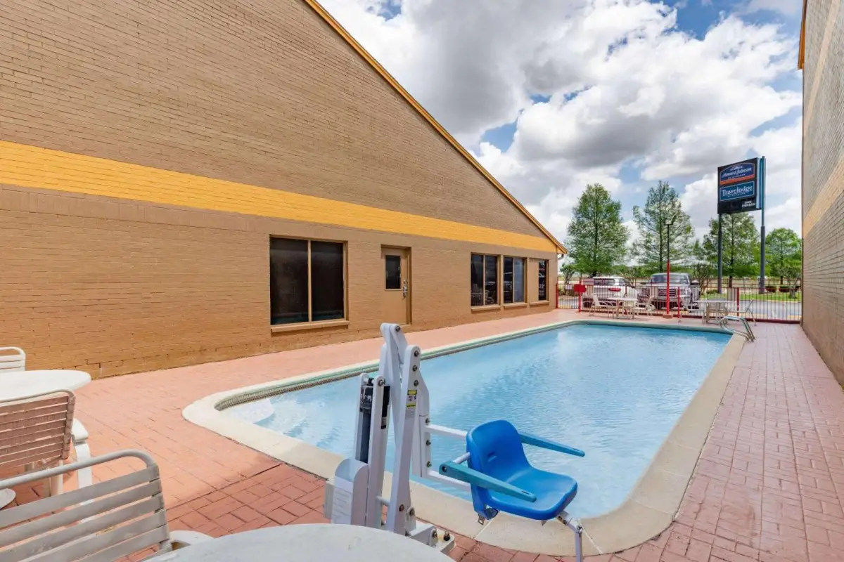 Howard Johnson by Wyndham Houston Hobby Airport 8